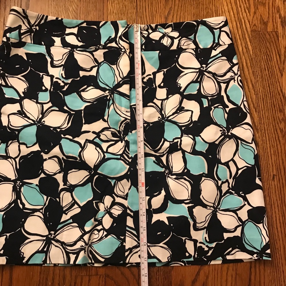 Blue black and white patterned business skirt - Picture 5 of 6